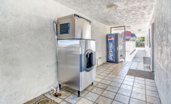 Motel 6 Stockton, CA - Charter Way West