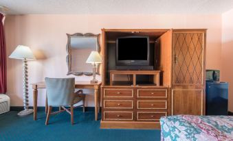 Castle Inn & Suites by OYO Lawton