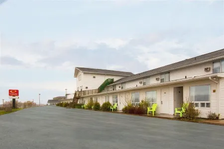 Econo Lodge  Inn & Suites Отели рядом с достопримечательностью «St. John Stone Anglican Church»