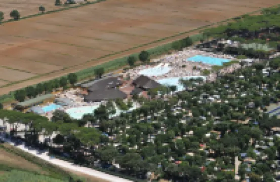 hu Park Albatros Village فنادق في 