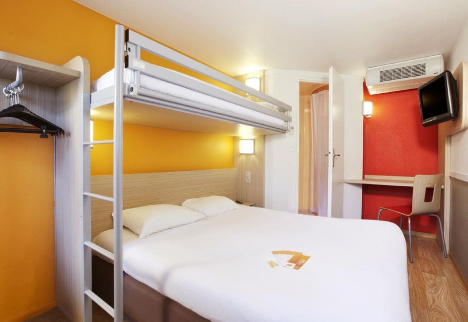 [Premiere Classe Nantes Sud 호텔 외관 및 주차장]