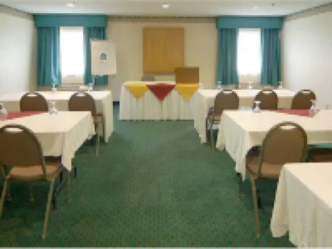 La Quinta Inn & Suites by Wyndham Peru Starved Rock St Park Hotels in Peru