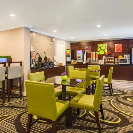 La Quinta Inn & Suites by Wyndham Hartford - Bradley Airport