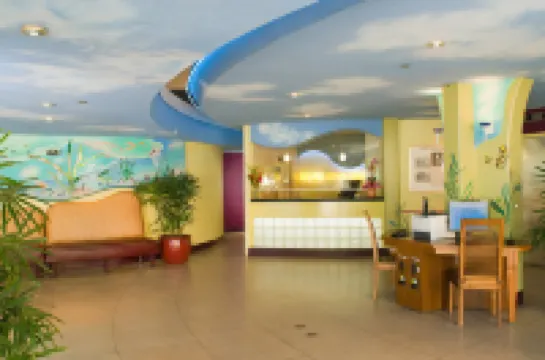 แคสเซิล แบมบู ไวกิกิ โฮเทล