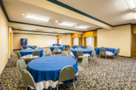 Comfort Inn & Suites Hotels in North East