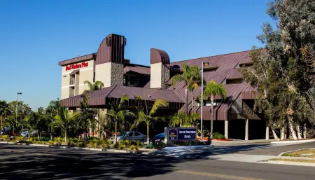 Best Western Plus Irvine Spectrum Hotel Отели рядом с достопримечательностью «Lake Forest Lake»