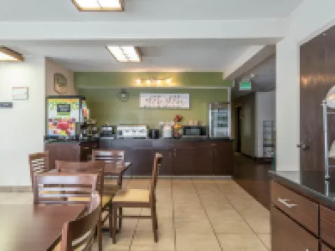 堪薩斯城國際機場品質酒店 梅酒店