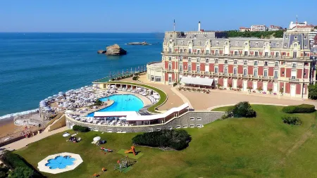 Hôtel du Palais Biarritz, in The Unbound Collection by Hyatt Отели рядом с достопримечательностью «Grande Plage de Biarritz»