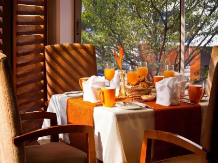 Four Points by Sheraton Dar es Salaam New Africa Отели рядом с достопримечательностью «Коко Бич»