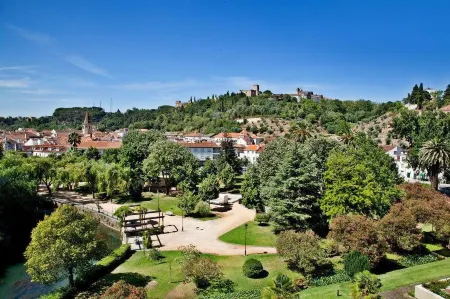 Hotel Dos Templarios Отели рядом с достопримечательностью «Baloiço Panorâmico da Mata Nacional dos 7 Montes»