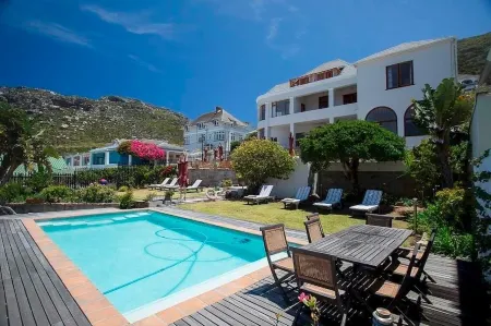 Chartfield Guesthouse Отели рядом с достопримечательностью «St James Beach, Kalk Bay»