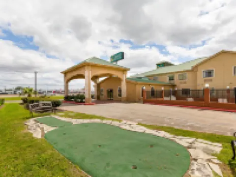 Quality Inn & Suites Hotels in Beaumont