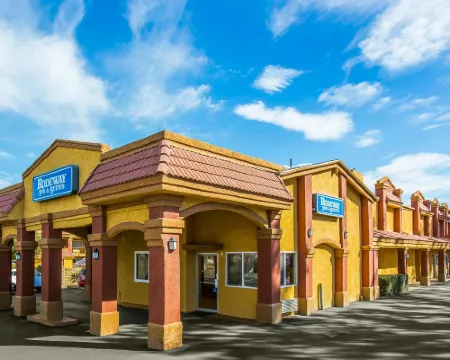 Rodeway Inn & Suites Corona Hotels in Corona