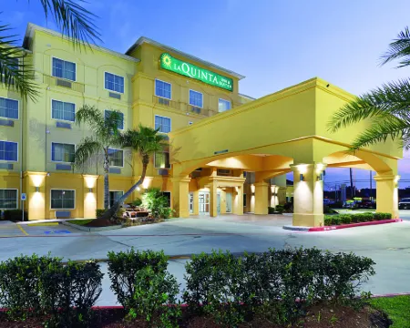 La Quinta Inn & Suites by Wyndham Houston Channelview チャネルヴューのホテル