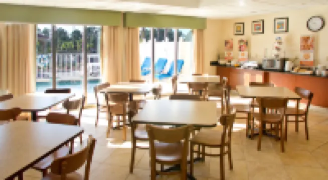 蓬塔戈爾達夏洛特港舒眠套房酒店