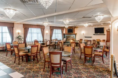 Comfort Inn & Suites Allen Park - Dearborn Отели рядом с достопримечательностью «Парк Шампейн»