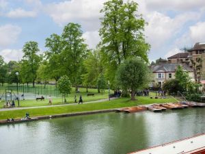 The River Cam Place - Enchanting 6Bdr Home Next to River Cam