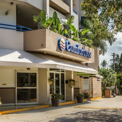 Comfort Inn & Suites Hotels near Isla de Cabras Park