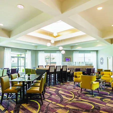 La Quinta Inn & Suites by Wyndham Fort Worth City View Отели рядом с достопримечательностью «Стадион Амон Картер»