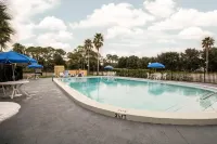 Econo Lodge - Pools