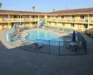 Quality Inn & Suites Near Downtown Bakersfield - Rooftop Pools