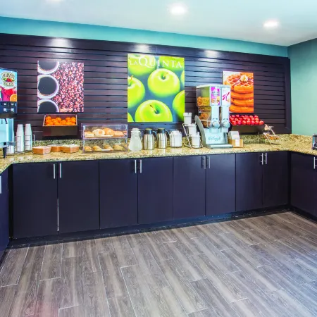 La Quinta Inn & Suites by Wyndham O'Fallon, IL - St. Louis