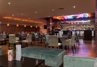 Renaissance London Heathrow Hotel - bar