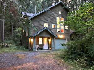 Snowline Cabin #51 - Executive Style Cabin That Sleeps 8!