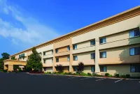 La Quinta Inn & Suites by Wyndham N Little Rock-McCain Mall Hotels near Academy Sports + Outdoors