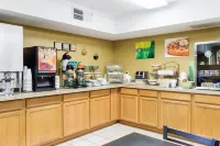 Quality Inn & Suites Watertown Near Prairie Lakes Ice Arena - breakfast