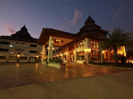 Chiangrai Grand Room Hotel Отели рядом с достопримечательностью «Белый храм Ват Ронг Кхун»