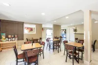 Howard Johnson by Wyndham Chattanooga Lookout Mountain I-24 - breakfast