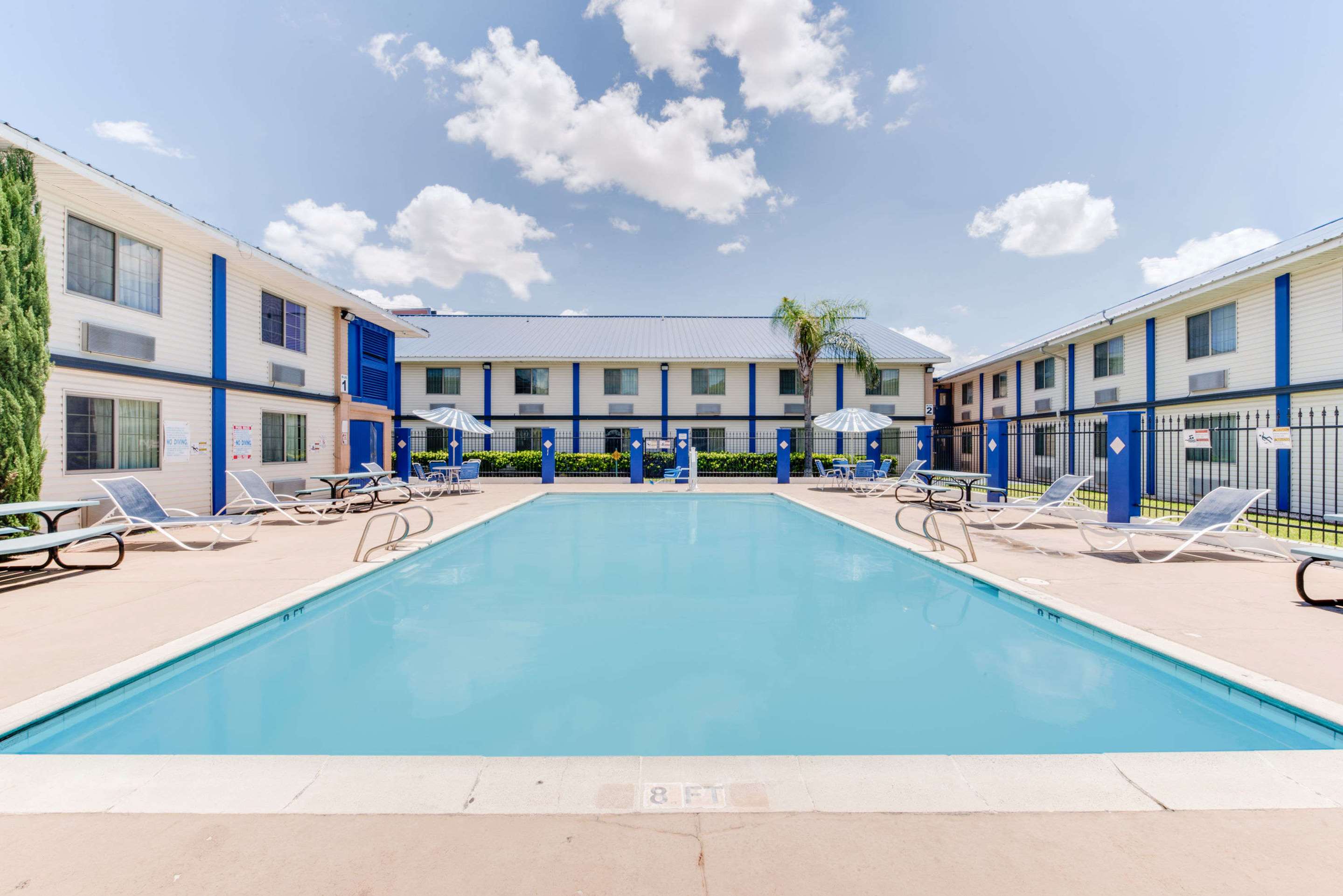 Days Inn & Suites by Wyndham Laredo