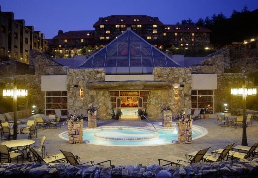 디 옴니 그로브 파크 인의 럭셔리한 실내 공간