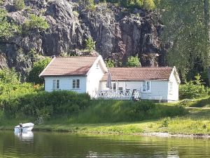 Beautiful Home in Hornnes with 3 Bedrooms and Wifi