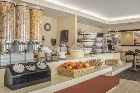 Comfort Suites Отели рядом с достопримечательностью «Principles Design Studio Inc»