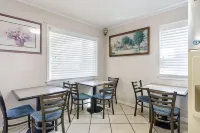 Econo Lodge Sturbridge Route 20 - breakfast