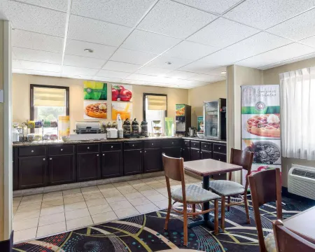 Residences at Solomon Pond Отели рядом с достопримечательностью «Tougas Family Farm»