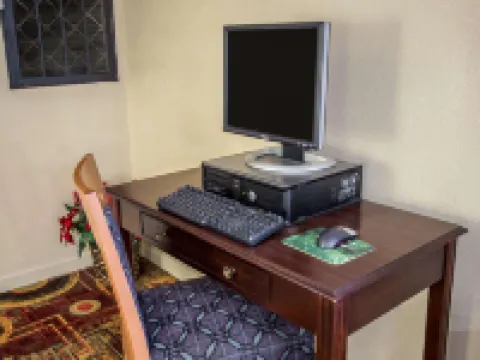 普利茅斯 64 號高速公路羅德威套房酒店 華盛頓縣酒店