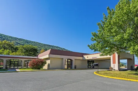 Econo Lodge Inn & Suites Norton - Wise South