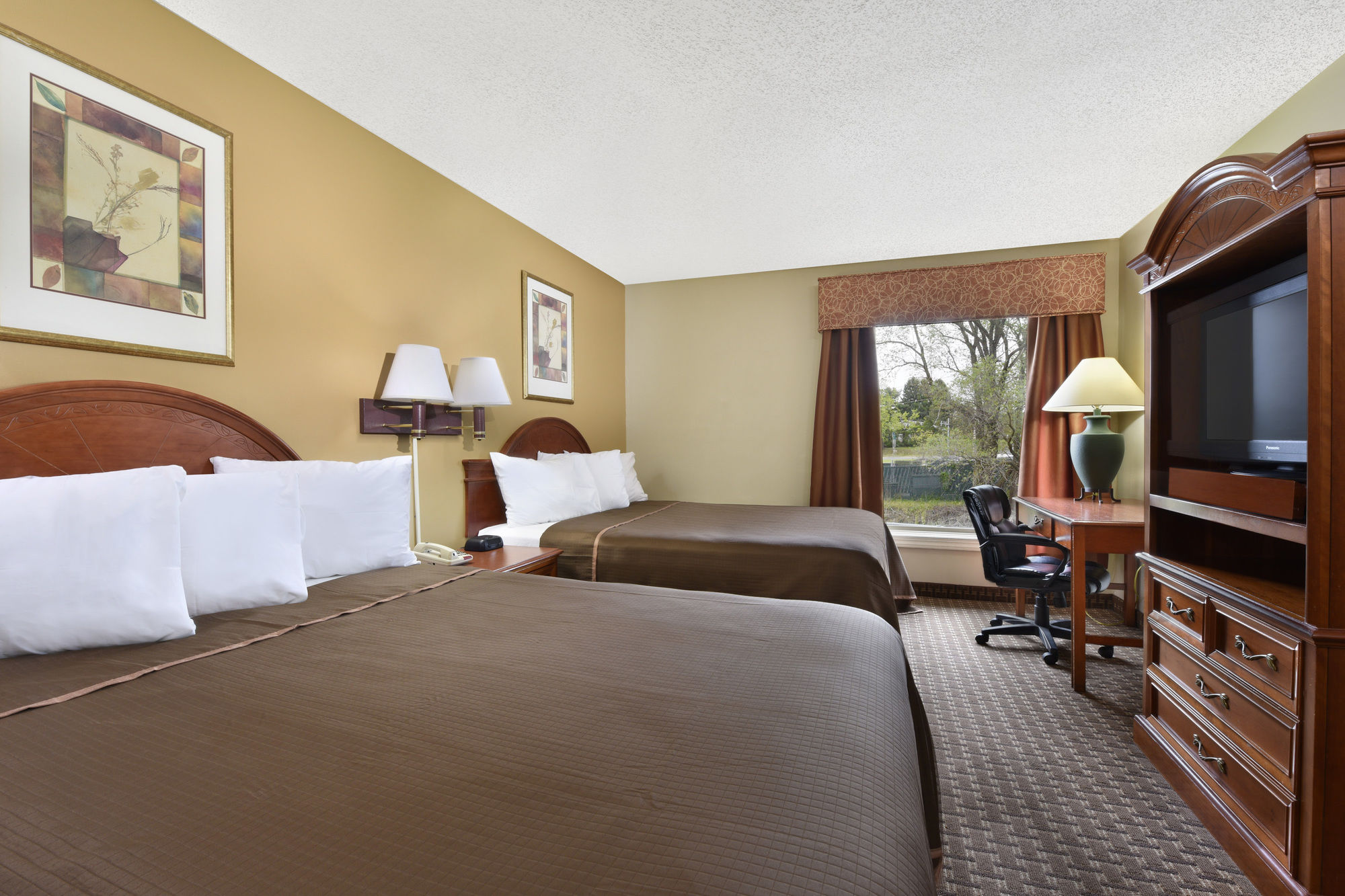 Howard Johnson by Wyndham Allentown/Dorney Hotel & Suites