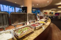 Hilo Hawaiian Hotel, Trademark Collection by Wyndham - فطور