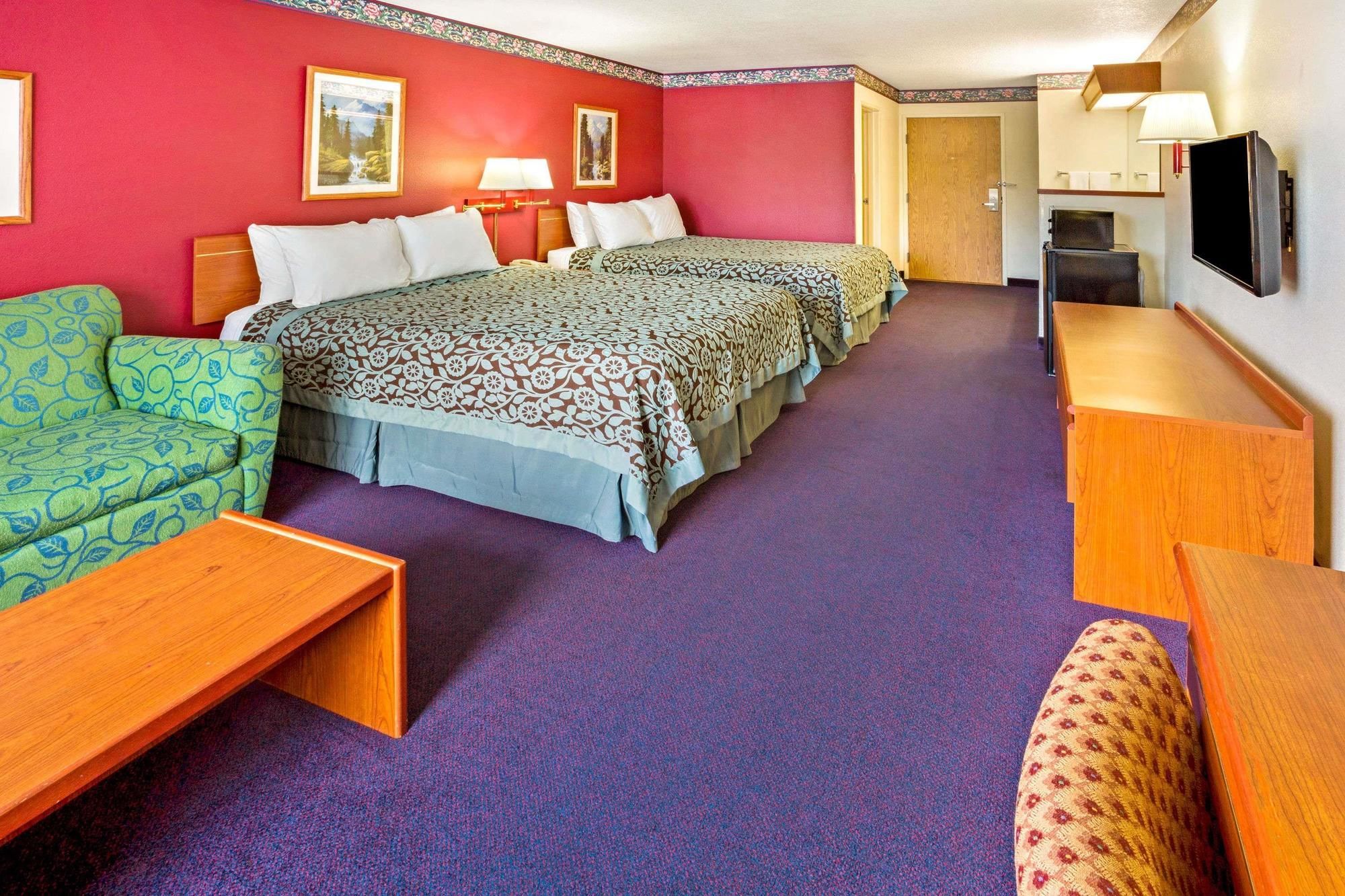 Days Inn & Suites by Wyndham Gresham