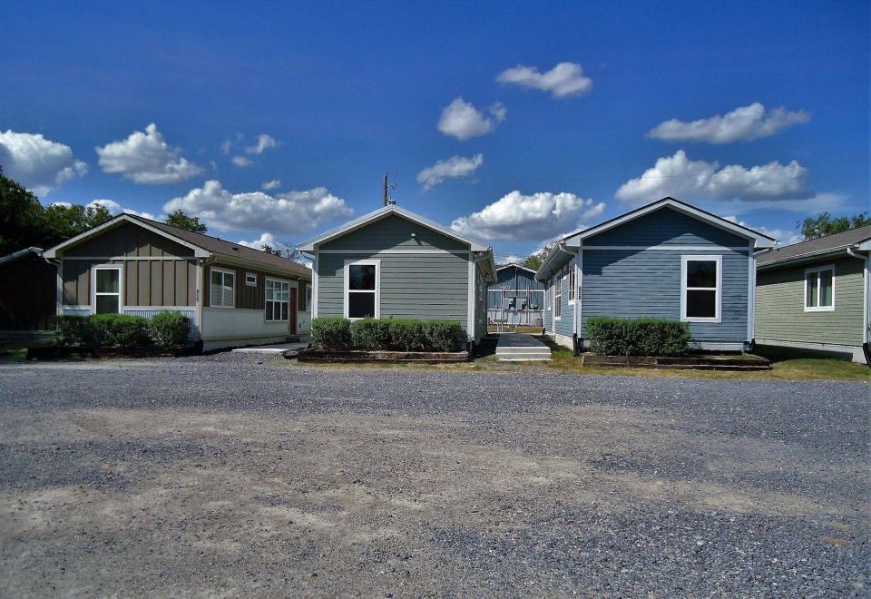 Karnes City Cottages - Housity
