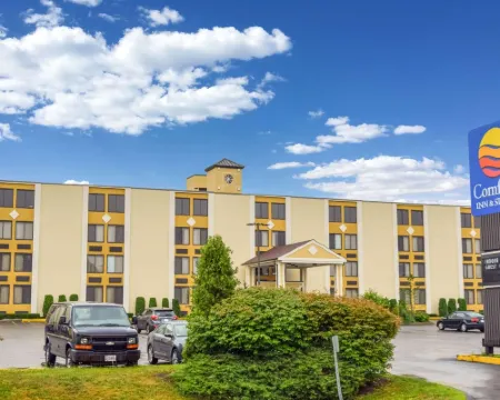 Comfort Inn & Suites Hotels in Fall River