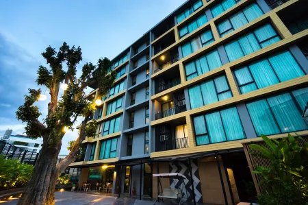 Sanae' Hotel Nimman Отели рядом с достопримечательностью «Ват Пратхат Дой Сутхеп»