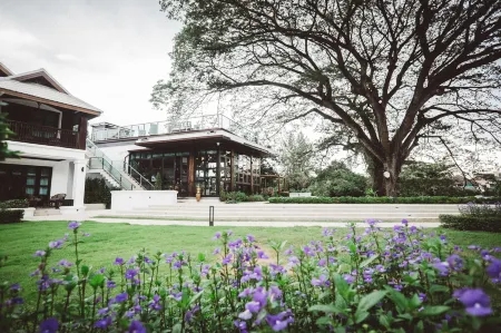 Na Nirand Romantic Boutique Resort Отели рядом с достопримечательностью «Wat Chai Mongkol»