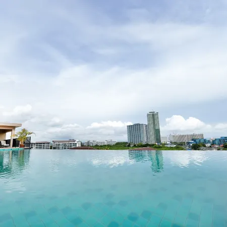LawinTa Hotel Pattaya Отели рядом с достопримечательностью «Массаж Смайл»