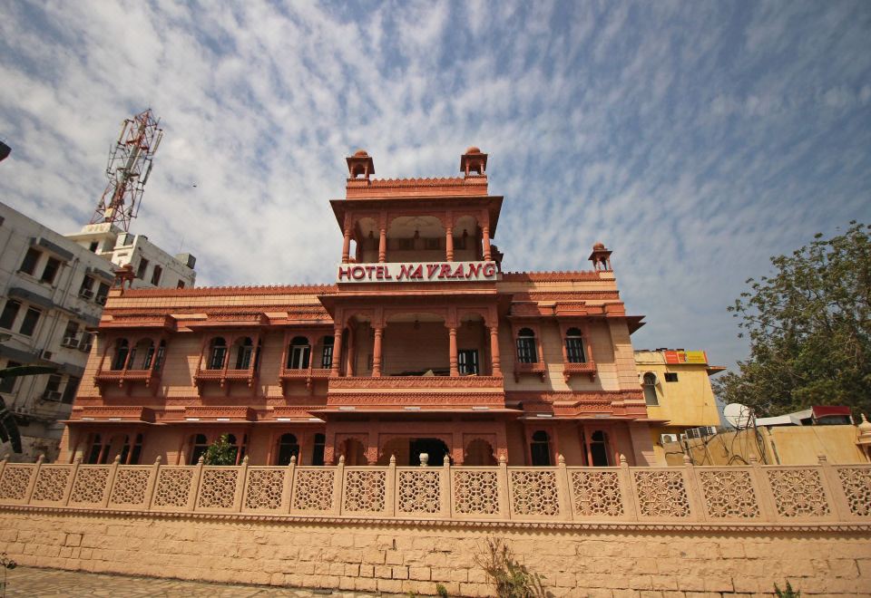 Hotel Navrang - Housity
