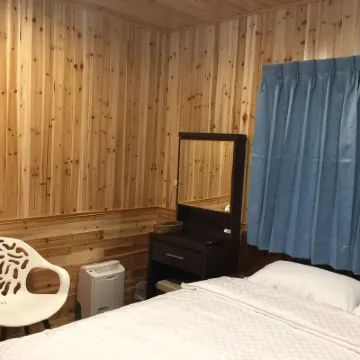 Shan Ming Show B&B Hotels near Qingnianling Loop Pathway